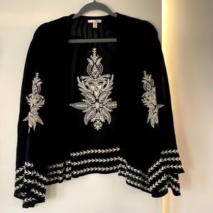 Amuse Society long sleeve shawl Black and white size medium